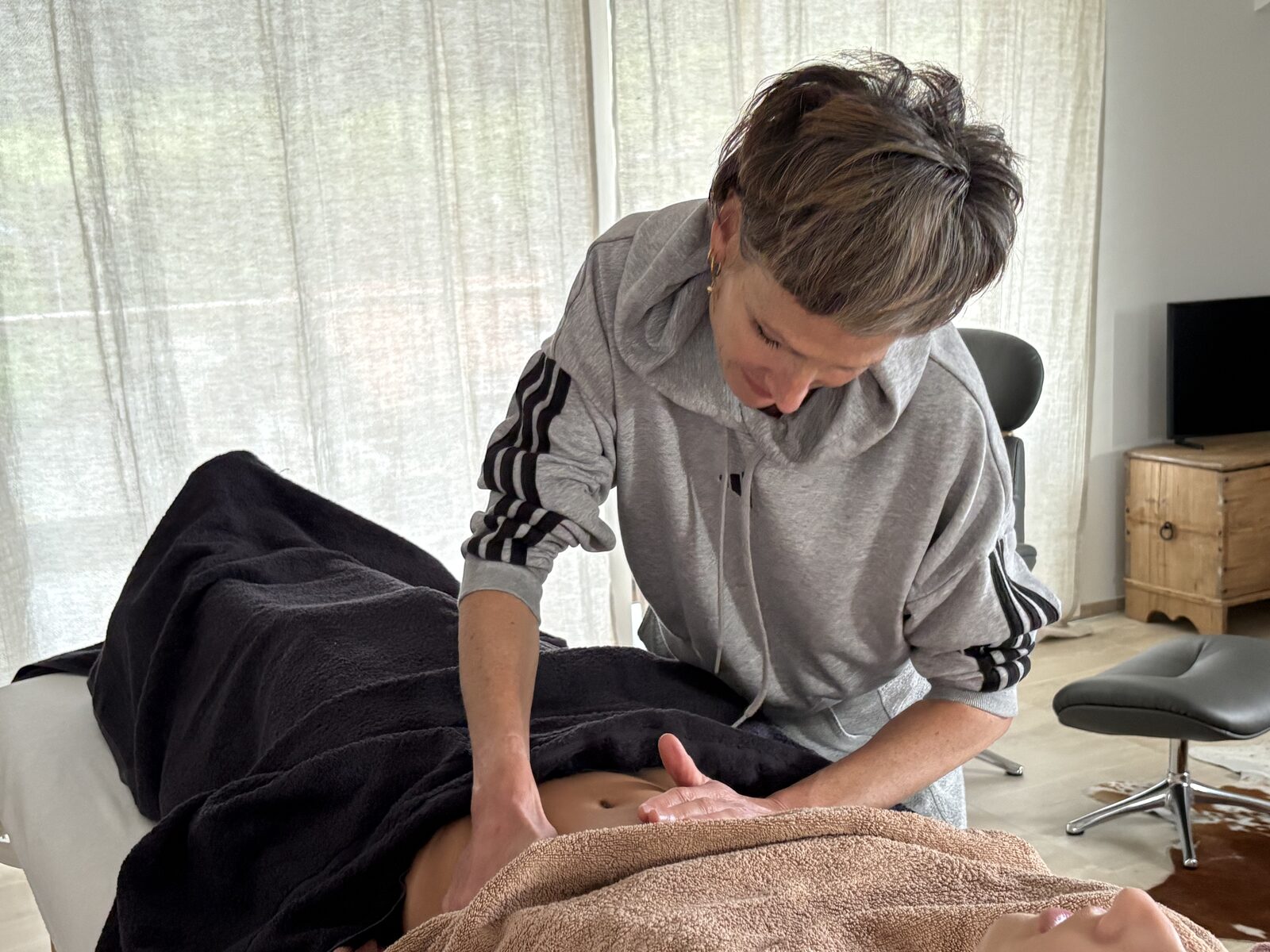 Julika Pache pratiquant un massage viscéral